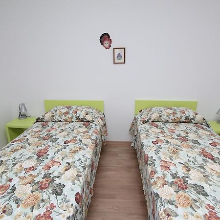 Apartment Mitton 2 ロヴィニ エクステリア 写真
